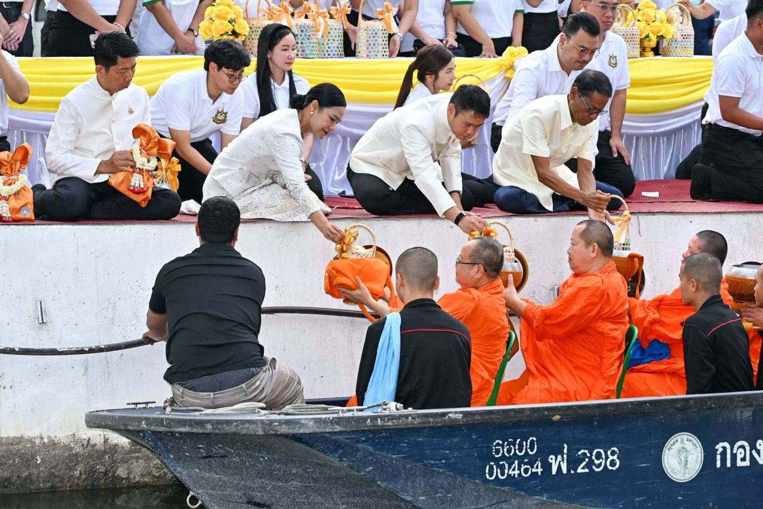 กรมทรัพยากรน้ำร่วมถ่ายทำวีดิทัศน์ประชาสัมพันธ์กิจกรรมทำบุญตักบาตรทางเรือ เฉลิมพระเกียรติพระบาทสมเด็จพระเจ้าอยู่หัว